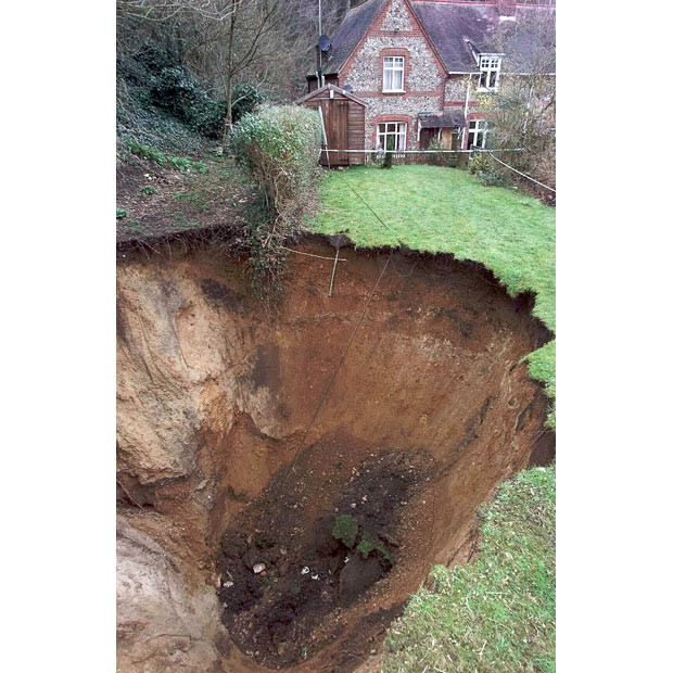 Kinh hoàng những hố địa ngục trên thế giới ảnh 17 This 40-foot-deep crater appeared in Michael Whittaker’s garden in Norwich in 2001