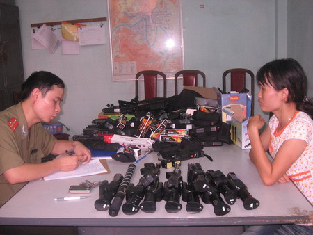 CA Lạng Sơn lấy lời khai một đối tượng nhập lậu vũ khi thô sơ