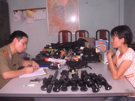 CA Lạng Sơn lấy lời khai một đối tượng nhập lậu vũ khi thô sơ