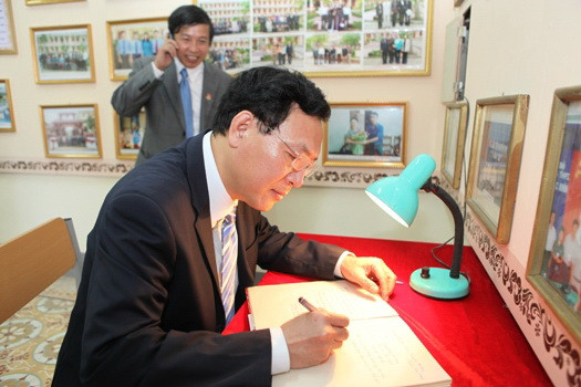 Bộ trưởng Phạm Vũ Luận tặng trường dòng chữ: Truyền thống vẻ vang - Thực tại Anh hùng - tương lai xán lạn