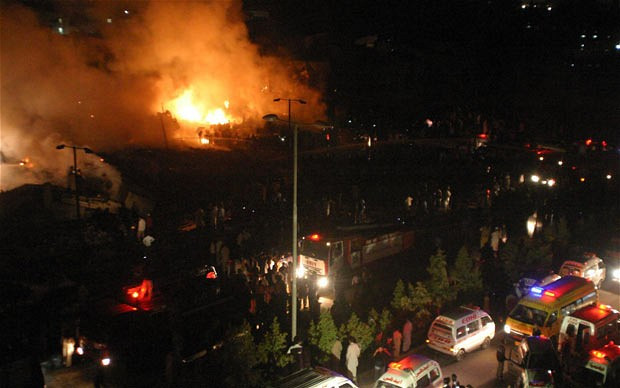 Pakistan: Máy bay lao xuống khu nhà ở, bốc cháy ảnh 3