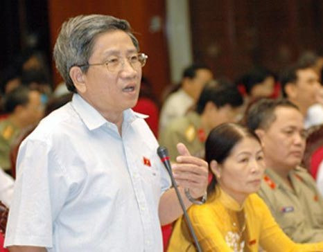 Đại biểu Quốc hội Nguyễn Minh Thuyết cho biết, theo tính toán của chuyên gia kinh tế, nếu quan niệm nợ công theo thông lệ quốc tế bao gồm cả nghĩa vụ nợ của ngân hàng, của doanh nghiệp nhà nước thì nợ công của chúng ta không dưới 70% GDP.