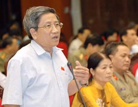 Đại biểu Quốc hội Nguyễn Minh Thuyết cho biết, theo tính toán của chuyên gia kinh tế, nếu quan niệm nợ công theo thông lệ quốc tế bao gồm cả nghĩa vụ nợ của ngân hàng, của doanh nghiệp nhà nước thì nợ công của chúng ta không dưới 70% GDP. Đại biểu Quốc hội Nguyễn Minh Thuyết cho biết, theo tính toán của chuyên gia kinh tế, nếu quan niệm nợ công theo thông lệ quốc tế bao gồm cả nghĩa vụ nợ của ngân hàng, của doanh nghiệp nhà nước thì nợ công của chúng ta không dưới 70% GDP.