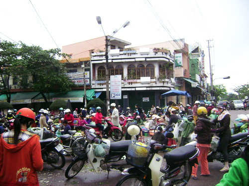 Chợ Tam Kỳ hai ngày qua ngập nặng, nên các tiểu thương phải dời ra ngoài đường Trần Cao Vân để bán cho người dân, các mặt hàng cũng tăng lên chóng mặt Chợ Tam Kỳ hai ngày qua ngập nặng, nên các tiểu thương phải dời ra ngoài đường Trần