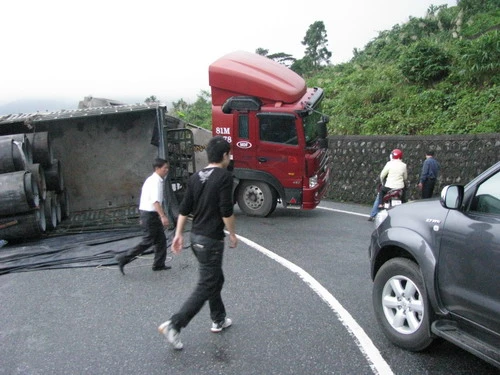 Lật xe đầu kéo, đèo Hải Vân tắc nghẽn