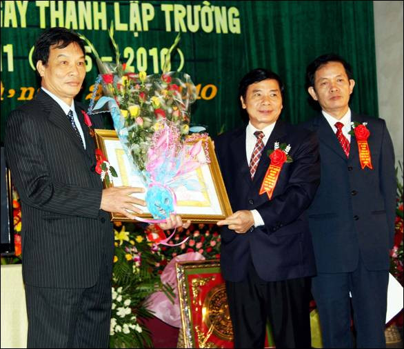 Ông Nguyễn Ngọc Hải – Phó Chủ tịch UBND tỉnh Phú Thọ trao Huân chương LĐ hạng Ba cho ông Hồ Văn Giang (nguyên Hiệu trưởng nhà trường)