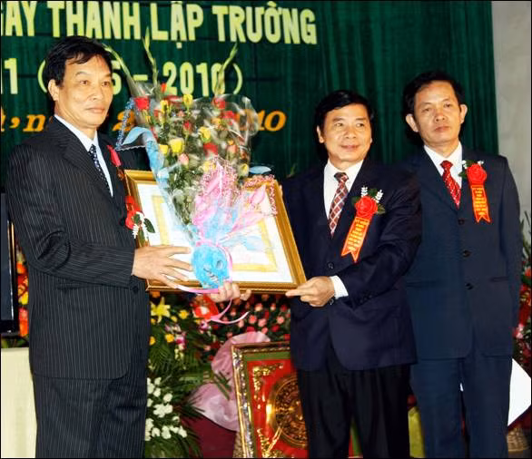 Ông Nguyễn Ngọc Hải – Phó Chủ tịch UBND tỉnh Phú Thọ trao Huân chương LĐ hạng Ba cho ông Hồ Văn Giang (nguyên Hiệu trưởng nhà trường)