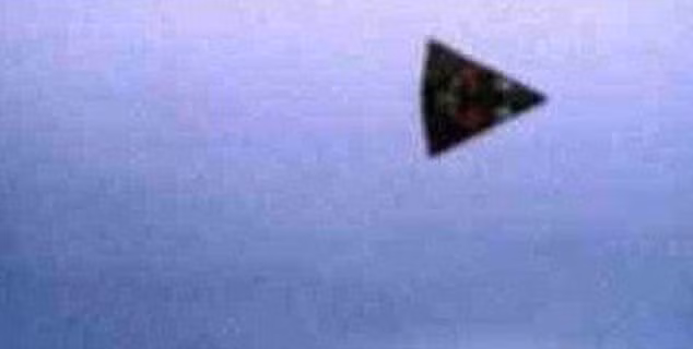 UFO hình miếng bánh lao vút trên bầu trời Anh ảnh 2 A similar craft spotted above Welshpool, Mid Wales in January this year Read more: http://www.dailymail.co.uk/news/article-1330563/Dudley-Dorito-UFO-spotted-UK-skies-time-3-years.html#ixzz15PIMFrOp