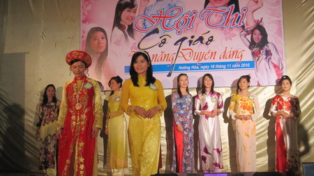 Các cô giáo duyên dáng trong tà áo dài truyền thống Các cô giáo duyên dáng trong tà áo dài truyền thống