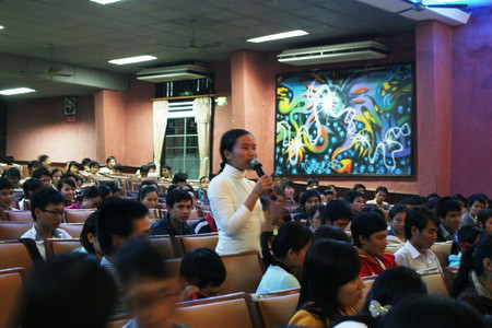 Sinh viên Huế trao đổi với các doanh nhân về kỹ năng khởi nghiệp. Sinh viên Huế trao đổi với các doanh nhân về kỹ năng khởi nghiệp.