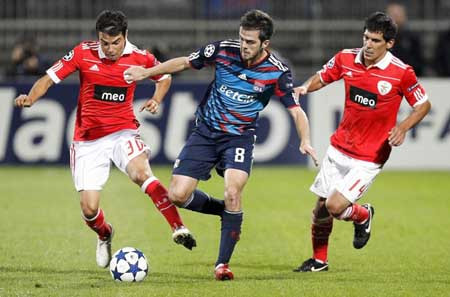 Miralem Pjanic (giữa) được đánh giá là một ngôi sao trẻ đầy tiềm năng 1