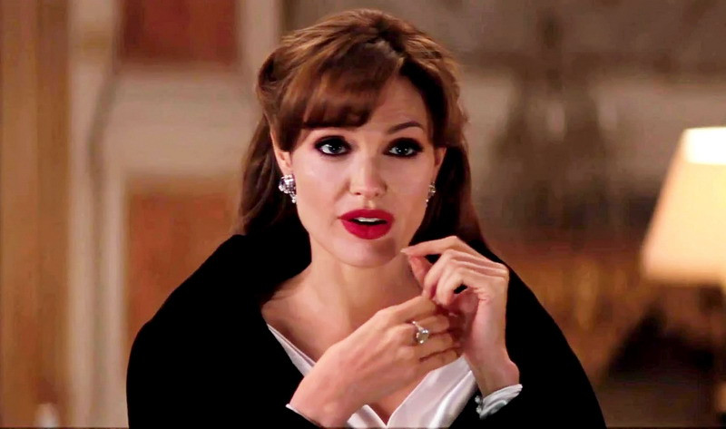 Angelina Jolie cực quyến rũ trong cảnh mới tiết lộ của "The Tourist" ảnh 6