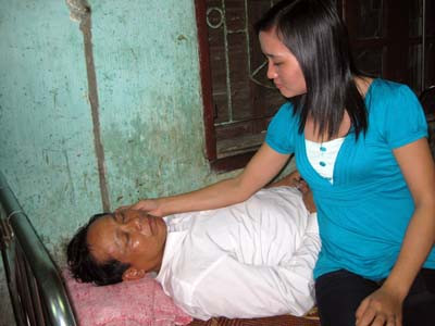 Nhà báo Võ Minh Châu đang điều trị vết thương tại BVĐK Hà Tĩnh