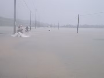 Nước ngập đoạn từ UBND xã An Hòa đi thôn Nhơn Hội, có đoạn sâu 0,5 mét, người dân, học sinh qua lại xe bị tắt máy - Ảnh: T.TRỰC