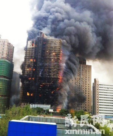 Lửa ngùn ngụt bốc lên