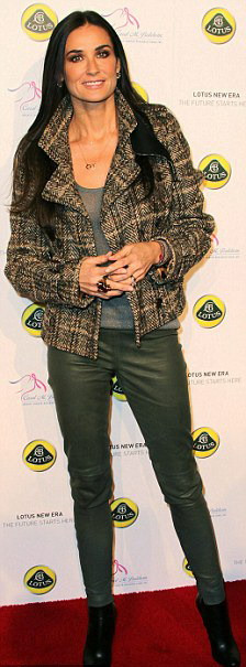 Demi Moore được phát hiện mang theo nước dừa ở Tây Hollywood ngày hôm qua trước khi nhấn vào thảm đỏ tại một sự kiện xe Lotus Read more: http://www.dailymail.co.uk/tvshowbiz/article-1329434/Demi-Moore-guzzles-coconut-water-red-carpet.html#ixzz15KVmgTwb