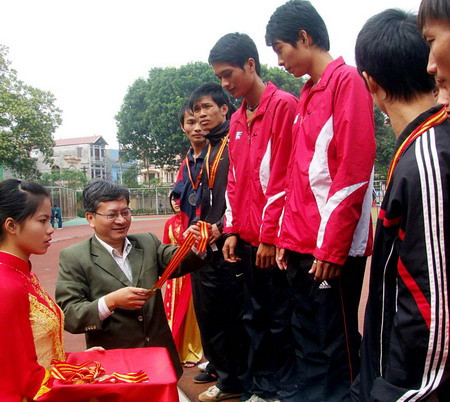 Ông Nguyễn Quốc Chính – Phó TBT Báo GD&TĐ - Uỷ viên BCH Hội thể thao ĐH&CN VN trao HC cho nhất, nhì, ba đồng đội nam cho các VĐV