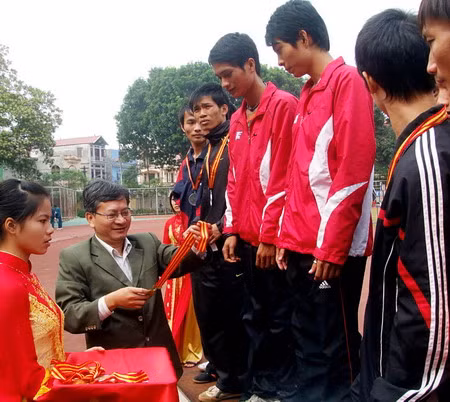 Ông Nguyễn Quốc Chính – Phó TBT Báo GD&TĐ - Uỷ viên BCH Hội thể thao ĐH&CN VN trao HC cho nhất, nhì, ba đồng đội nam cho các VĐV