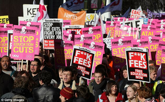 Sinh viên Anh rầm rộ biểu tình đông chưa từng có ảnh 5