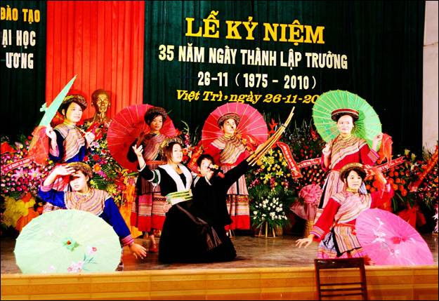  Tiết mục múa vui hội Xoè hoa và dòng máu Lạc hồng của các em HS Trường DBĐH DTTƯ tại lễ kỷ niệm