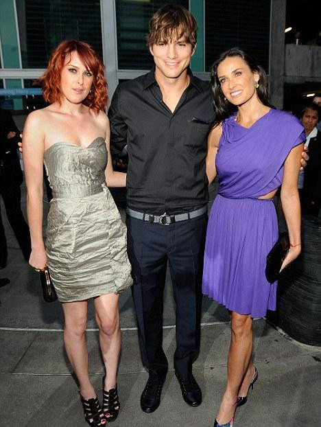 Demi Moore (áo tím) bên cạnh chồng và con gái