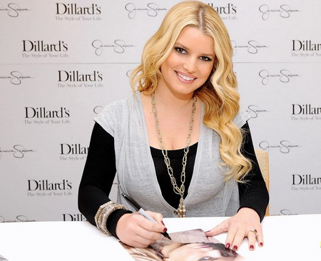 Nữ ca sĩ khoe chiếc nhẫn đính hôn lấp lánh trên tay khi ký tặng người hâm mộ