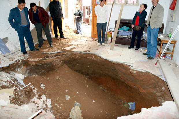 A family was shocked when a giant sinkhole suddenly opened up in their home in Guilin, southern China’s Guangxi Province. The pit formed at around 2:30 am when the family was all in bed. Homeowner Zeng Pengqi comments: 