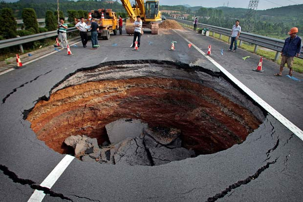 Kinh hoàng những hố địa ngục trên thế giới ảnh 6 A sinkhole appeared on a highway in Quzhou, Zhejiang province of China, in June 2010