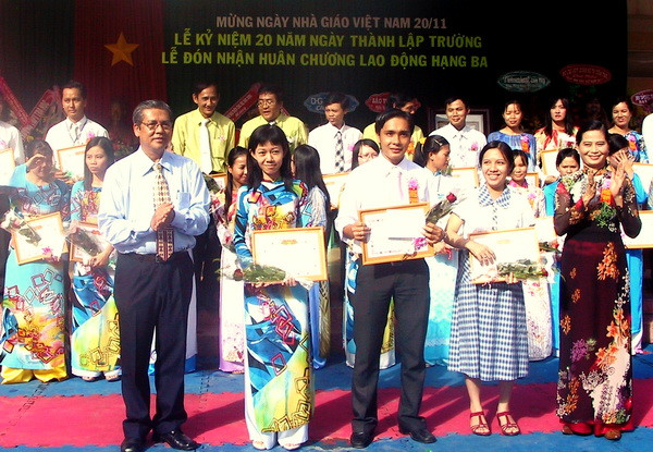 Tại khu vực phía Nam (các địa phương: TP.Hồ Chí Minh, TP.Cần Thơ, Sóc Trăng, Hậu Giang, ĐH Đồng Tháp...) các cấp QLGD ở đây đã tổ chức nhiều hoạt động ý nghĩa và vinh danh các nhà giáo được Nhà nước, Bộ GD-ĐT phong tặng các danh hiệu cao quý. Ảnh, gdtd.vn Ly Tu Trong.jpg