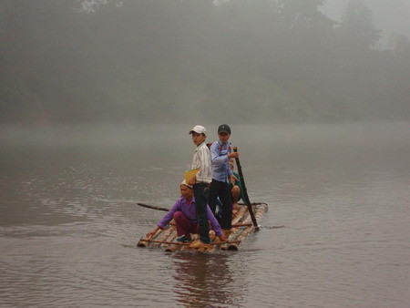 Hàng ngày các em học sinh phải dậy từ sáng tinh mơ để chèo bè qua sông