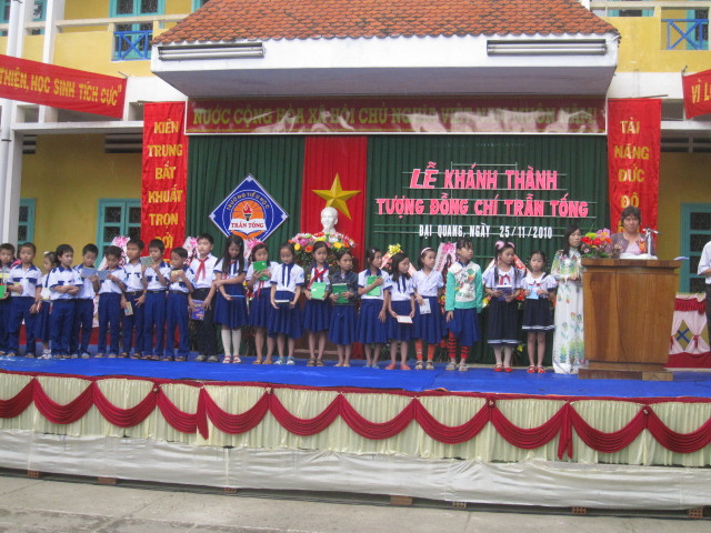 Khánh thành tượng đài "Người cộng sản mẫu mực - giáo sư đỏ trong nhà đày" ảnh 1 Đại diện gia đình đồng chí Trần Tống trao quỹ khuyến học Trần Tống cho các em học sinh nghèo học giỏi.