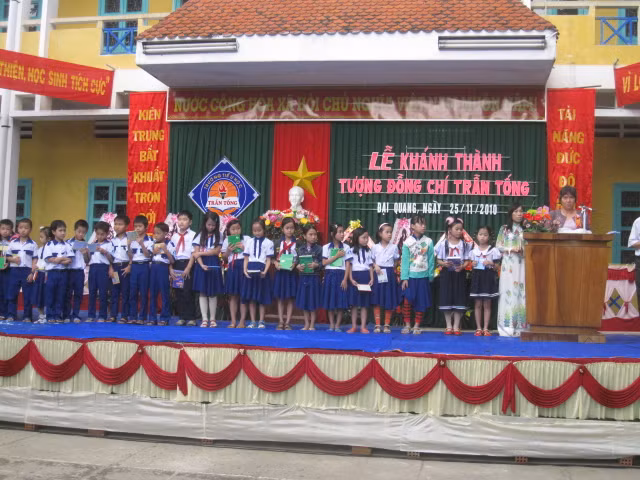 Đại diện gia đình đồng chí Trần Tống trao quỹ khuyến học Trần Tống cho các em học sinh nghèo học giỏi. 