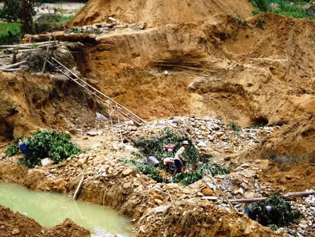 Một số “vàng tặc” dùng máy móc để khai thác vàng trái phép