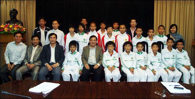 Thứ trưởng chụp ảnh lưu niệm trước khi đoàn lên đường thi đấu