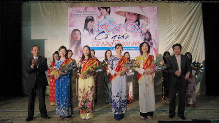 Đại diện lãnh đạo trường và Hội phụ huynh trao giải cho bốn cô giáo tài năng và duyên dáng nhất Đại diện lãnh đạo trường và Hội phụ huynh trao giải cho bốn cô giáo tài năng và duyên dáng nhất