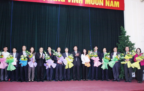 Bộ trưởng Phạm Vũ Luận và Thứ trưởng Nguyễn Vinh Hiển trao quyết định cho các cán bộ. Ảnh: gdtd.vn Bộ trưởng Phạm Vũ Luận và Thứ trưởng Nguyễn Vinh Hiển trao quyết định và hoa cho các cán bộ. Ảnh: gdtd.vn