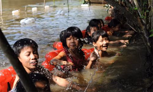 Dạy trẻ tập bơi tại ĐBSCL. ảnh Internet