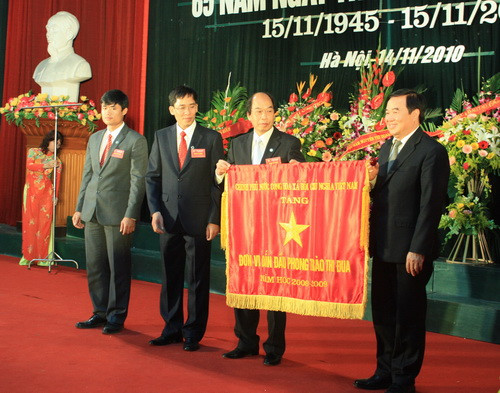 Thừa ủy quyền của Thủ tướng Chính phủ, Thứ trưởng Trần Quang Quý tặng Cờ thi đua của Thủ tướng Chính phủ cho tập thể nhà trường. Ảnh, gdtd.vn