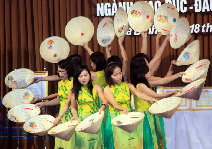Cô, trò đẹp thướt tha trong ngày 20/11 ảnh 5 Cô, trò đẹp thướt tha trong ngày 20/11 ảnh 5