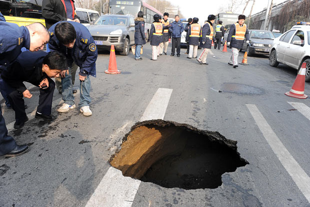 Kinh hoàng những hố địa ngục trên thế giới ảnh 8 After the picture of the sinkhole in Guatemala appeared, the Chinese internet was abuzz with reports of large numbers of the eerily circular formations suddenly appearing across China.