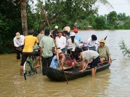 Mưa lũ lại hoành hành vùng Nam Trung Bộ