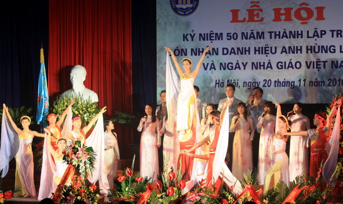 Cô, trò đẹp thướt tha trong ngày 20/11 ảnh 12 Cô, trò đẹp thướt tha trong ngày 20/11 ảnh 12