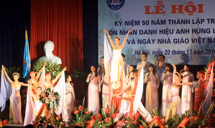 Cô, trò đẹp thướt tha trong ngày 20/11 ảnh 12