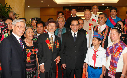 Nhân lên truyền thống Đại đoàn kết dân tộc ảnh 2 Tổng Bí thư Nông Đức Mạnh, Chủ tịch Quốc hội Nguyễn Phú Trọng chụp ảnh lưu niệm cùng các đại biểu dự Đại hội Đại biểu các dân tộc thiểu số Việt Nam lần thứ I