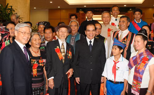 Tổng Bí thư Nông Đức Mạnh, Chủ tịch Quốc hội Nguyễn Phú Trọng chụp ảnh lưu niệm cùng các đại biểu dự Đại hội Đại biểu các dân tộc thiểu số Việt Nam lần thứ I