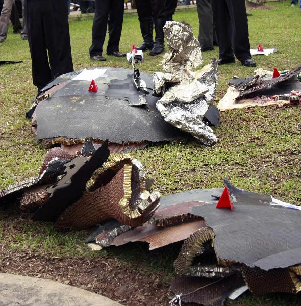 Máy bay khổng lồ chở 459 người gặp sự cố trên không ảnh 2 Indonesian police examine fallen debris from a Qantas jet collected from several areas on Batam island, an Indonesian territory near Singapore November 4, 2010.