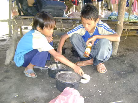 Anh em Trần Văn Dương bên nồi cơm nguội và chén nước mắm nem ăn qua ngày.