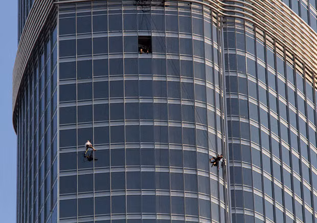 Những hình ảnh ấn tượng trong tuần ảnh 5 French climber Alain Robert, also known as