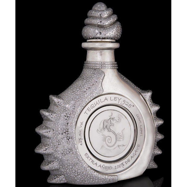 Vòng quanh thế giới tuần qua ảnh 6 A 1.3-litre bottle of tequila made of diamonds and platinum is pictured in Mexico City. Hacienda La Capilla are hoping the bottle will fetch more than $3.5 million. The bottle is made of 2.3-kilogram layer of platinum and over 4,000 diamonds totaling 328 carats