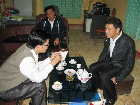 Thầy giáo nhà trường chia sẻ tâm sự với phóng viên. ảnh gdtd.vn Các thấy giáo trong trường đang chỉa sẻ tâm sự với phóng viên